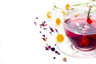 Çay üzerinde beyaz çay poşeti ile  