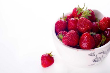 Bir kase çilek izole