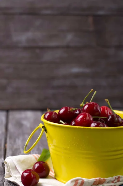 Fresh cherries on wooden table — Stock Photo, Image
