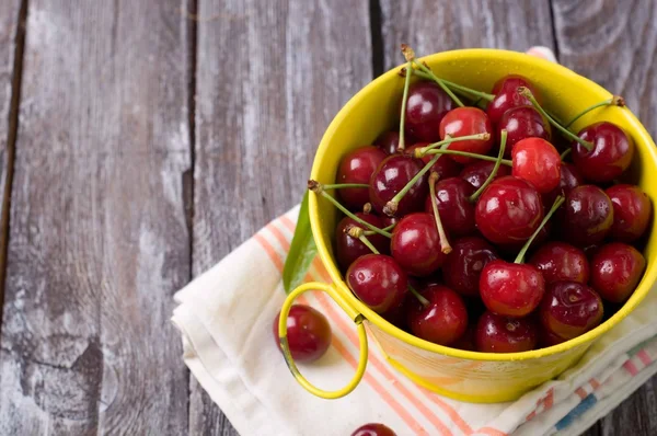 Verse kersen op houten tafel — Stockfoto