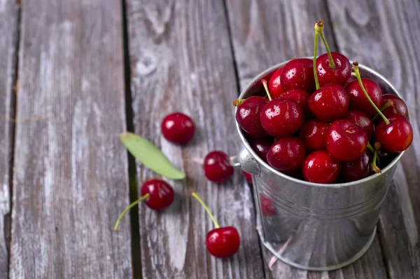 Fresh cherries on wooden table — Stock Photo, Image