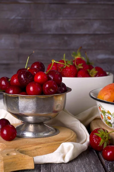 Fresh cherries on wooden table — Stock Photo, Image