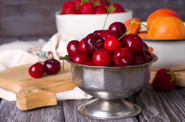 Verse kersen op houten tafel — Stockfoto