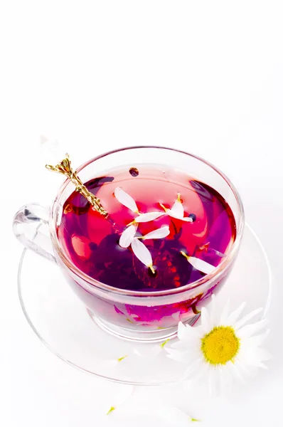 Tasse Tee mit Teebeutel über Weiß — Stockfoto