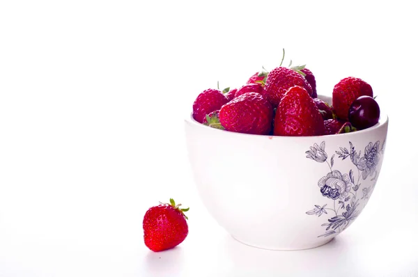 Erdbeeren in einer Schüssel, isolieren — Stockfoto