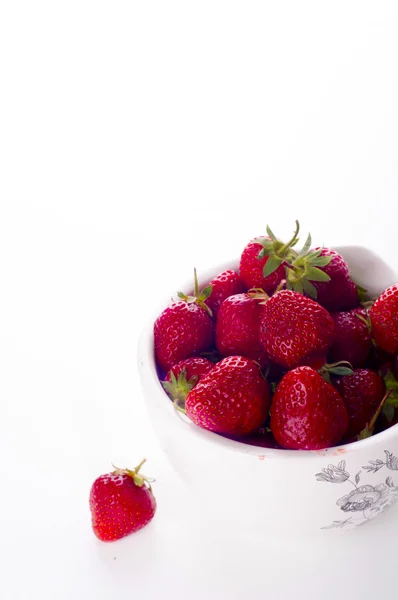 Erdbeeren in einer Schüssel, isolieren — Stockfoto