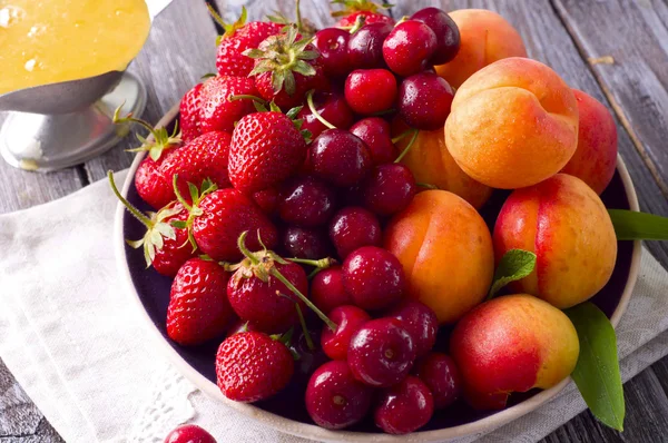 Assortiment van sappige vruchten — Stockfoto
