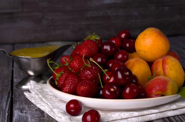 Surtido de frutas jugosas —  Fotos de Stock
