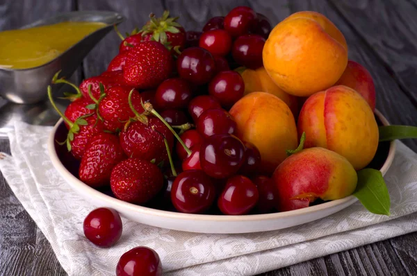 Assortment of juicy fruits — Stock Photo, Image