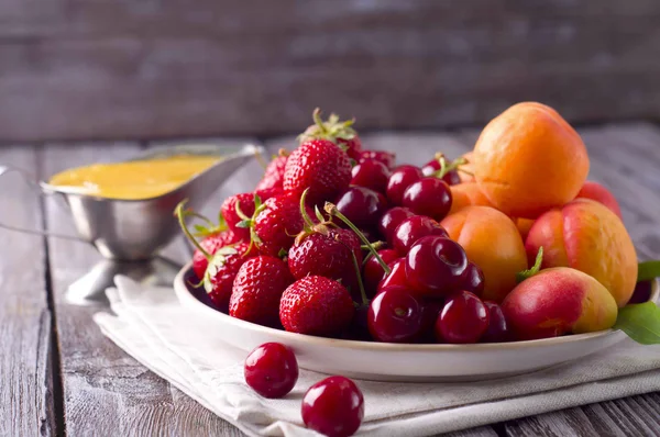 Sortiment av saftiga frukter — Stockfoto