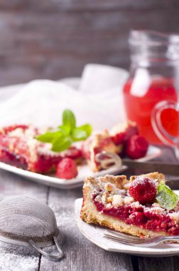 olgun çilek ile tart