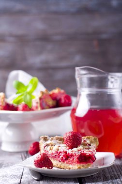 olgun çilek ile tart