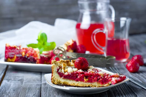 Tart with ripe strawberries — Stock Photo, Image