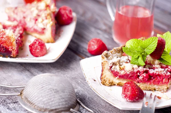 Tart with ripe strawberries — Stock Photo, Image