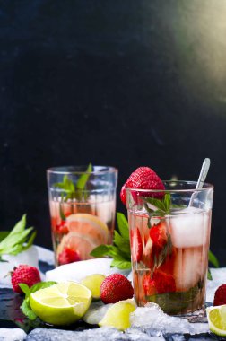 canlandırıcı yaz içeceği çilek ile 