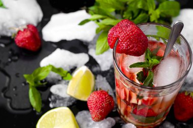 canlandırıcı yaz içeceği çilek ile 