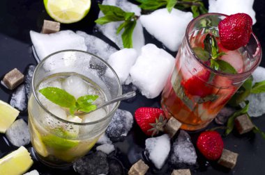 canlandırıcı yaz içeceği çilek ile 