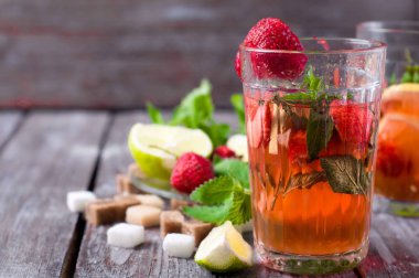 canlandırıcı yaz içeceği çilek ile 