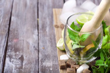 bir mojito kokteyl için malzemeler 