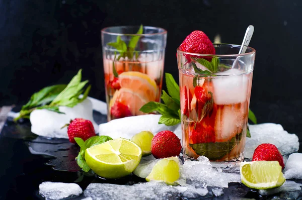 イチゴのさわやかな夏の飲み物 — ストック写真