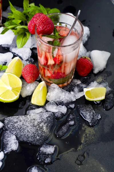 Освежающий летний напиток с клубникой — стоковое фото