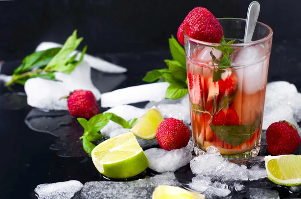 Uppfriskande sommardrink med jordgubbe — Stockfoto