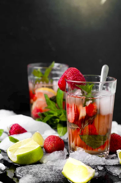 Uppfriskande sommardrink med jordgubbe — Stockfoto