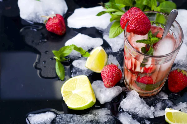 イチゴのさわやかな夏の飲み物 — ストック写真