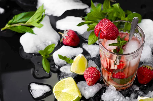 イチゴのさわやかな夏の飲み物 — ストック写真