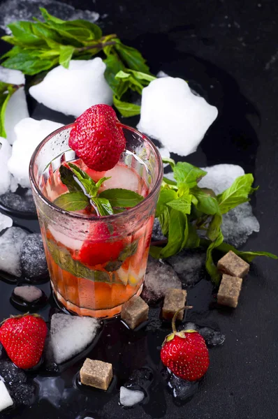 イチゴのさわやかな夏の飲み物 — ストック写真