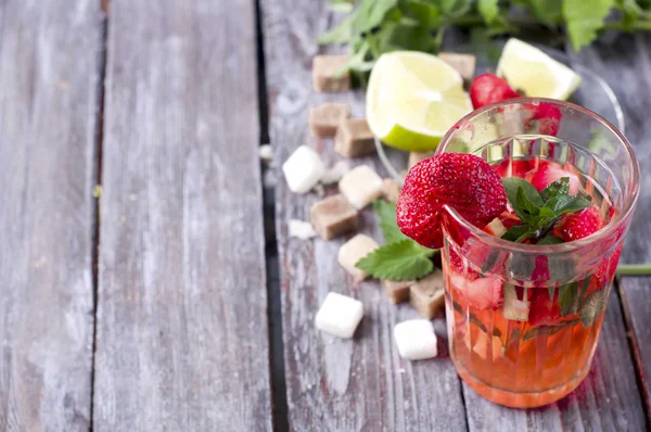 Erfrischendes Sommergetränk mit Erdbeere — Stockfoto