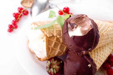 dondurma conewith taze çilek