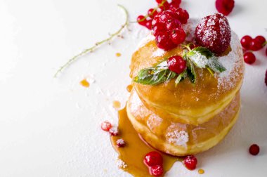 sabah kahvaltı mini donuts ve çilek ile 