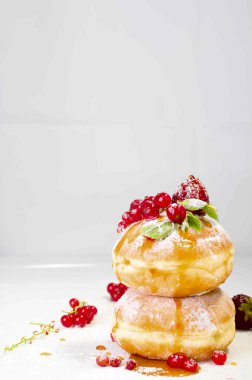 sabah kahvaltı mini donuts ve çilek ile 