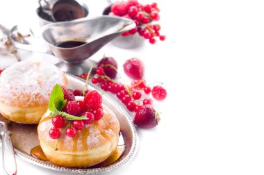 sabah kahvaltı mini donuts ve çilek ile 