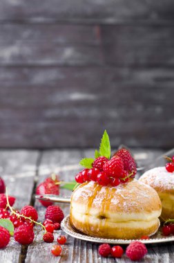 sabah kahvaltı mini donuts ve çilek ile 