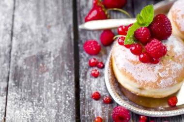 sabah kahvaltı mini donuts ve çilek ile 