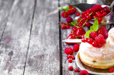 sabah kahvaltı mini donuts ve çilek ile 