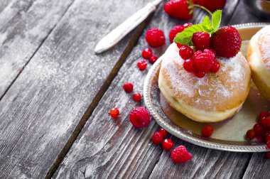 sabah kahvaltı mini donuts ve çilek ile 