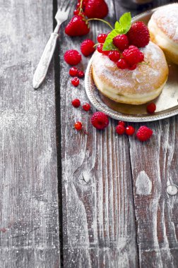 sabah kahvaltı mini donuts ve çilek ile 