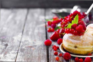 sabah kahvaltı mini donuts ve çilek ile 