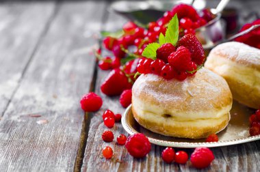 sabah kahvaltı mini donuts ve çilek ile 