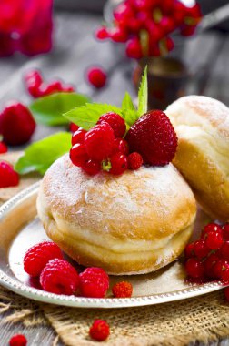 sabah kahvaltı mini donuts ve çilek ile 