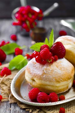 sabah kahvaltı mini donuts ve çilek ile 