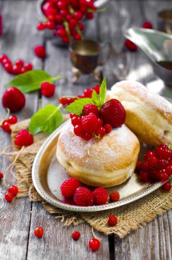 sabah kahvaltı mini donuts ve çilek ile 