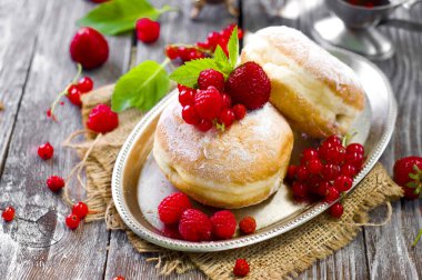 sabah kahvaltı mini donuts ve çilek ile 