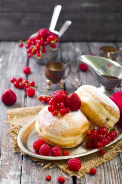 sabah kahvaltı mini donuts ve çilek ile 