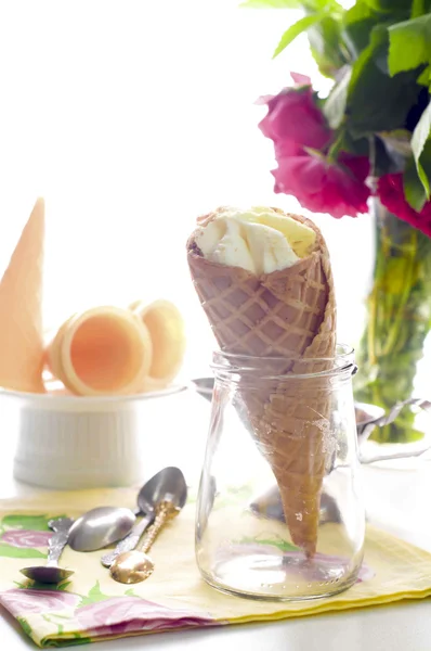 Cono de helado con bayas frescas — Foto de Stock