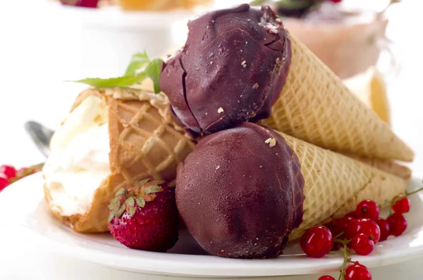 Ice cream conewith čerstvé jahodykužel zmrzliny s čerstvým ovocem, izolované na bílém pozadí — Stock fotografie