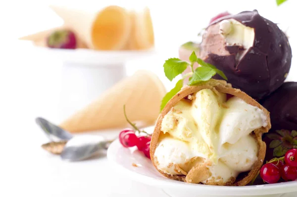 Cono de helado con bayas frescas — Foto de Stock